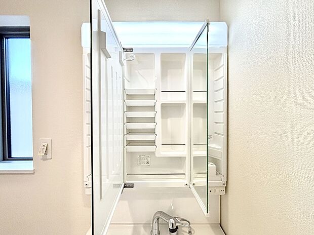 三面鏡の裏に、化粧品や衛生用品などを収納可能。洗面台をすっきりと保ちます！