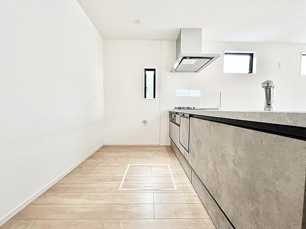 爽やかな風が通り抜けるキッチン。窓があるので明るく換気にも役立ちます。 