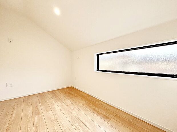 小窓付きの明るい納戸4帖