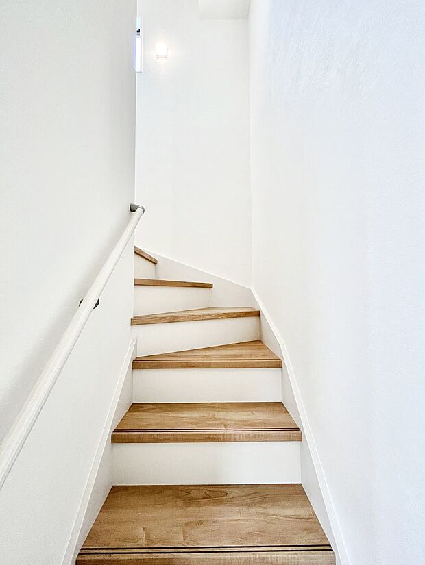 安全性を考慮し階段には手すりを設置しています