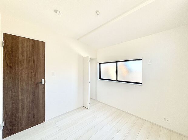 お子さまのお部屋としても！衣類の整理整頓に便利なクローゼット付きの洋室。