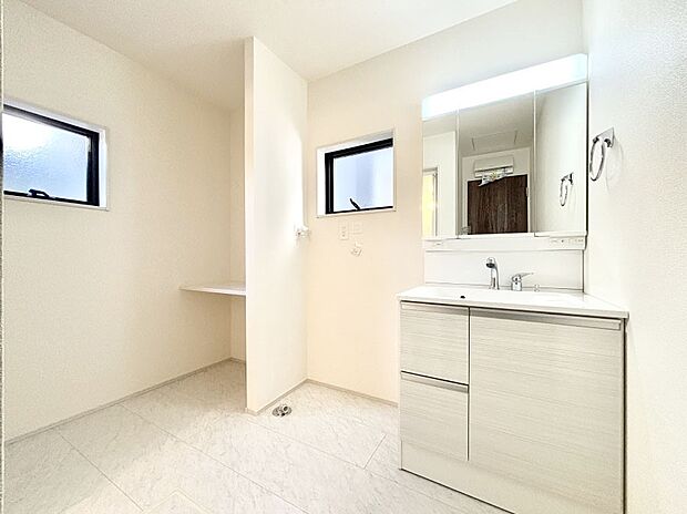 清潔感のある快適空間です。毎日の身支度も気持ち良くお使い頂けます。 