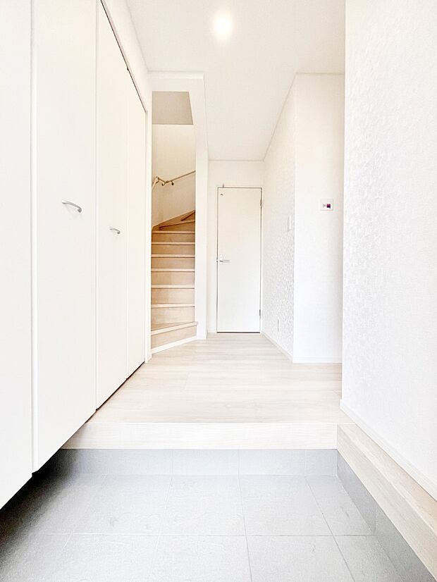 ご家族やお客様を気持ちよくお出迎えできる穏やかな雰囲気の玄関です。