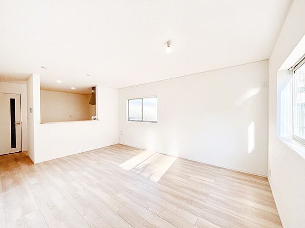 穏やかな陽だまりに包まれる、居心地の良いリビングで家族団らん！