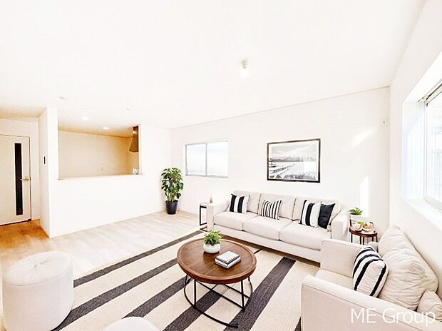 ご家族の賑やかな話し声で包まれる明るいリビング ※家具はCGです