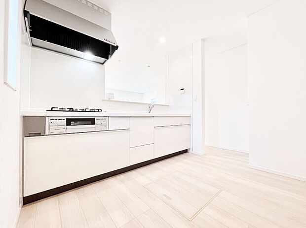 システムキッチンはシンプルでスッキリした飽きの来ないデザインなので永く使えそう!