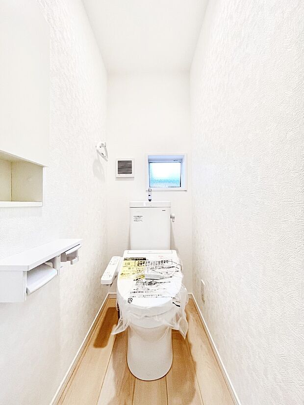 清潔感あるシャワートイレ。小窓から光が注ぎ込みます！