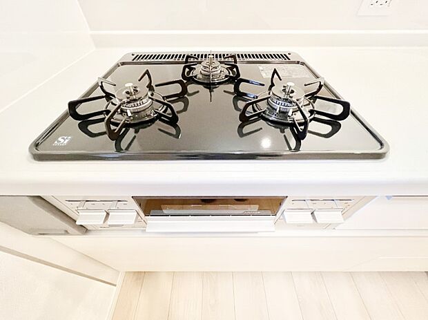 ガスコンロはSiセンサー搭載。火力調節や焦げ付き・消し忘れも防いでくれます。