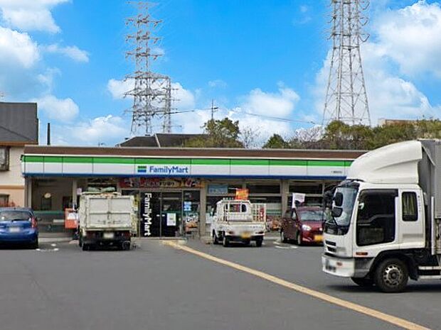 コンビニ 500m ファミリーマート 八潮宮田店