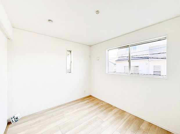 2面採光の洋室。窓から入り込む陽光がお部屋全体を優しく包み込みます!