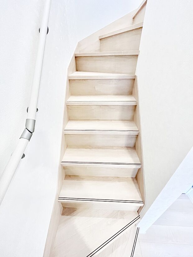 小さなお子様やご年配の方に嬉しい配慮!階段には手摺付きです。