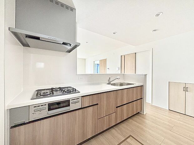 リビングで遊ぶお子様を見守りながらお料理ができる対面キッチン。