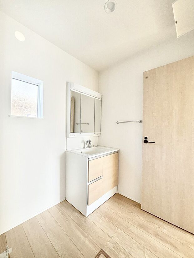 明るい洗面所は毎朝の身支度も楽しくできちゃいそうです。    