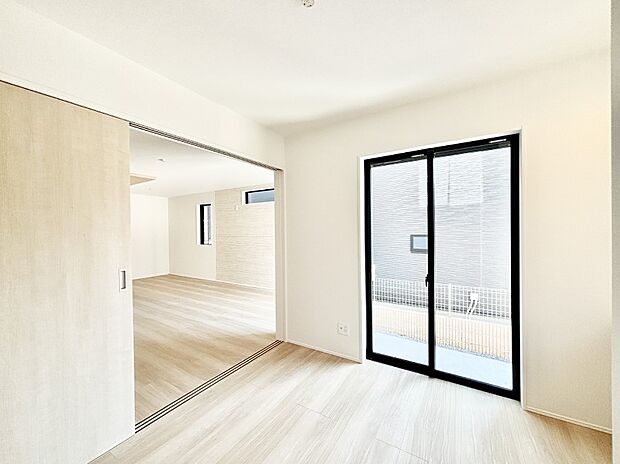 リビング隣接の洋室は個室としても利用できます