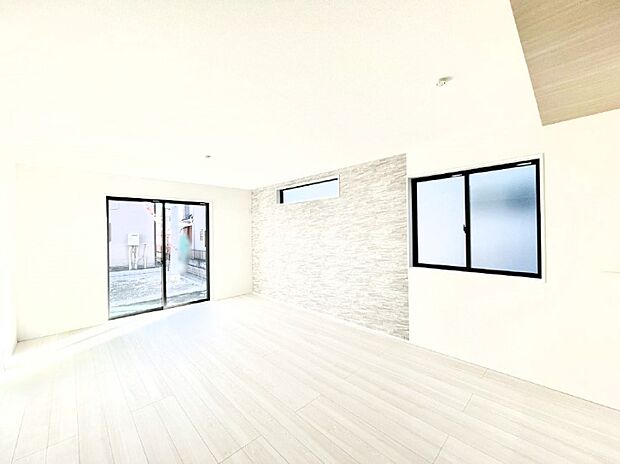 明るい陽光が注ぎ、寛ぎの雰囲気に満たされるリビングダイニング