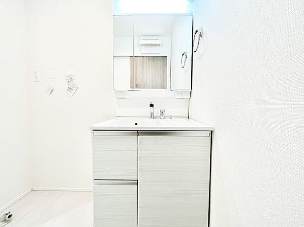 三面鏡キャビネット・シャワー付き洗面化粧台で忙しい朝の身支度もスムーズに！