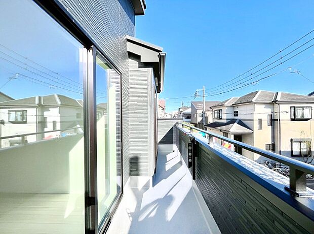 暖かな陽光が降り注ぐバルコニーはお洗濯におすすめ。爽やかな風も心地よいです。 