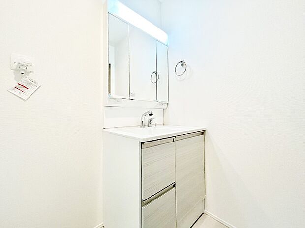 清潔感溢れるホワイトカラーを基調としたランドリースペース