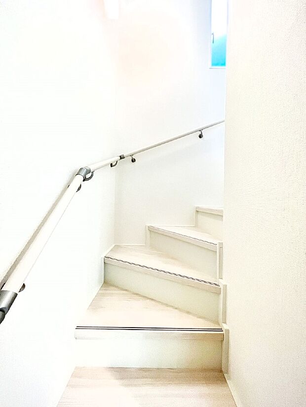 小さなお子様やご年配の方に嬉しい配慮！階段には手摺付きです。