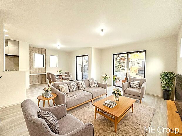 ご家族の賑やかな話し声で包まれる明るいリビング ※家具はCGです