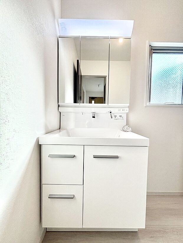 大きく見やすい三面鏡で清潔感ある洗面台は、身だしなみチェックや肌のお手入れにおすすめです。