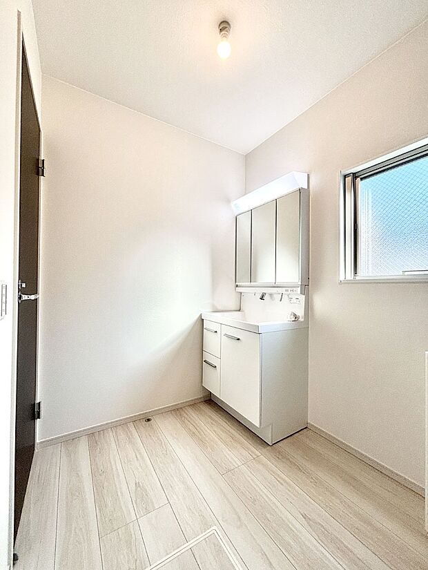 明るい洗面所は毎朝の身支度も楽しくできちゃいそうです。