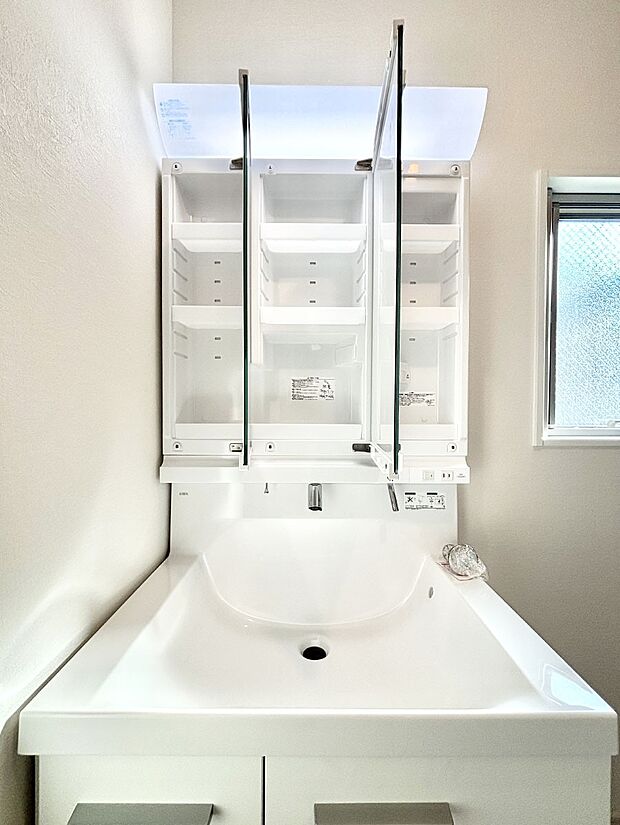 三面鏡の裏に、化粧品や衛生用品などを収納可能。洗面台をすっきりと保ちます!