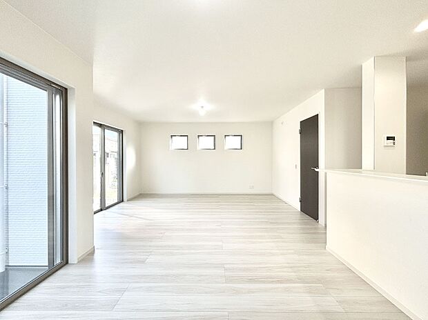 大きな窓からたっぷりの陽光と風を感じられるリビング