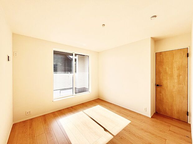 バルコニーが開放感をプラスしてくれる洋室