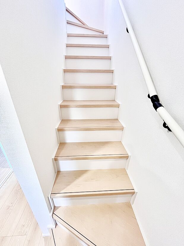 階段は手すり付きなので小さなお子さまやご高齢の方も安心です