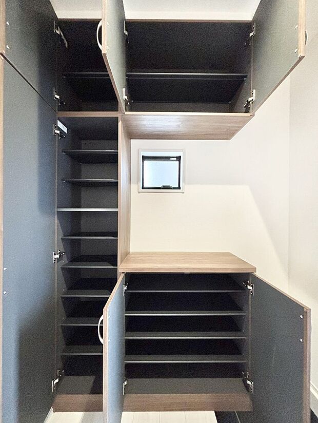 収納力のある下駄箱付！棚にはお気に入りの写真やコレクションをデコレーション！