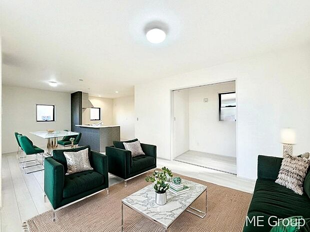 ご家族の賑やかな話し声で包まれる明るいリビング  ※家具はCGです