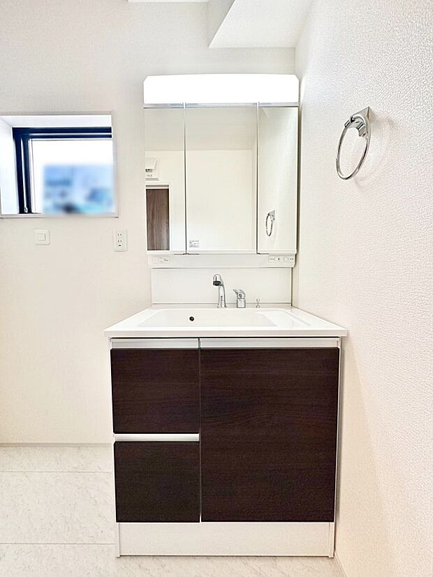 三面鏡の裏に、化粧品や衛生用品などを収納可能。洗面台をすっきりと保ちます！ 