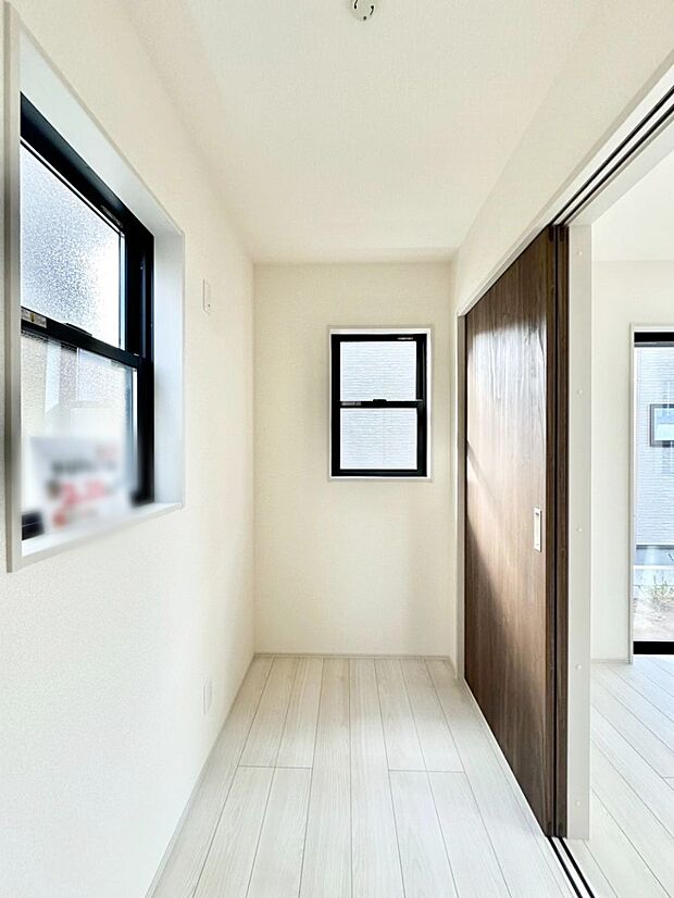 納戸は収納だけではなく、テレワークルームやアトリエとしてもご利用いただけます。