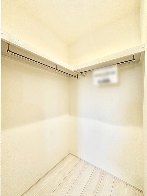 ウォークインクローゼットの活用で生活空間スッキリ
