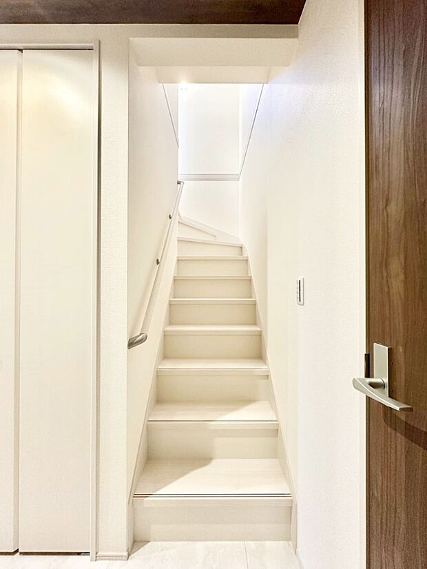 階段には手すりがあり、小さなお子様やお年寄りの方にも安心です。