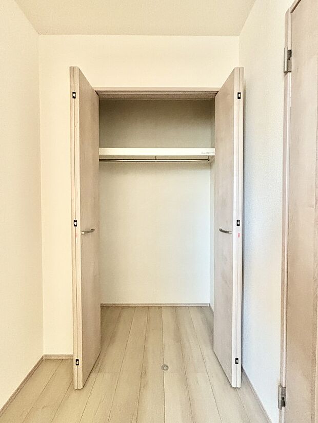 洋室のクローゼット。奥行きがあるので厚手の衣類もすっきり収まります。