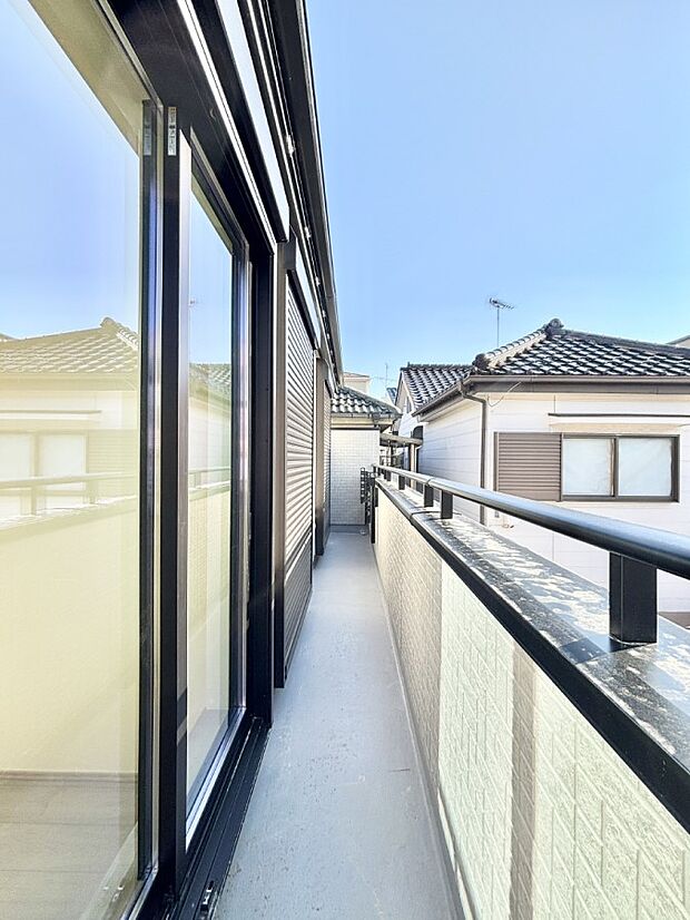 南向きのバルコニー!ご家族の洗濯物はもちろん、お布団もたっぷり干せます!