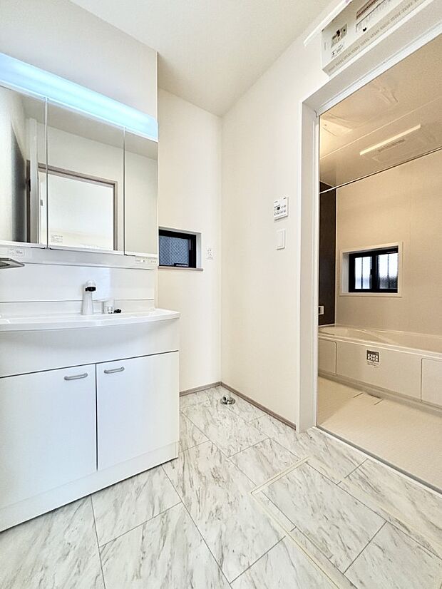 小窓がついているので湿気の多い場所でも換気が十分行えます。毎日の身支度を気持ち良く!