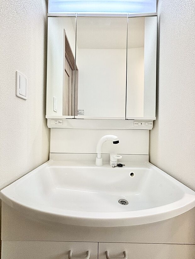 大きく見やすい三面鏡で清潔感ある洗面台は、身だしなみチェックや肌のお手入れにおすすめです。 