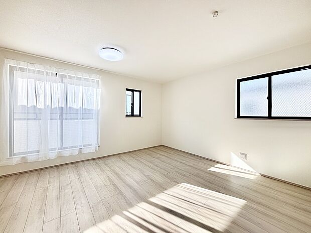 明るい2階リビング！外からの視線をシャットアウトして家族のプライバシーを守ります。