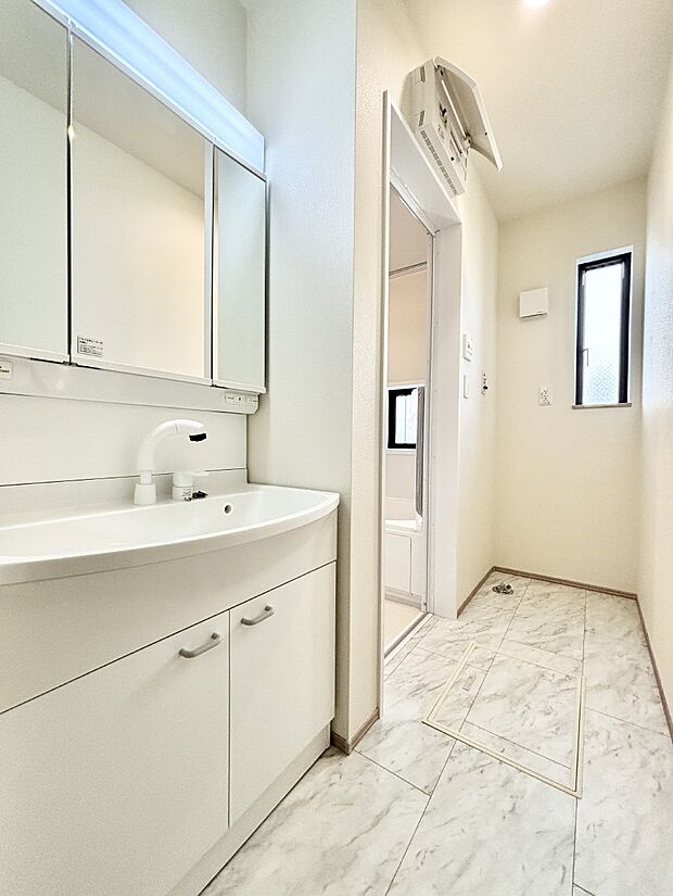 小窓がついているので湿気の多い場所でも換気が十分行えます。毎日の身支度を気持ち良く!