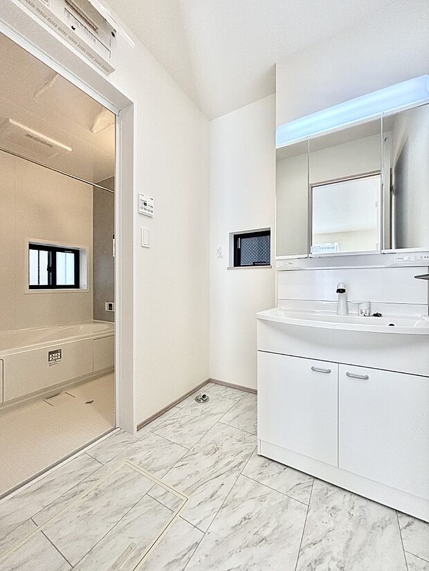 小窓がついているので湿気の多い場所でも換気が十分行えます。毎日の身支度を気持ち良く!