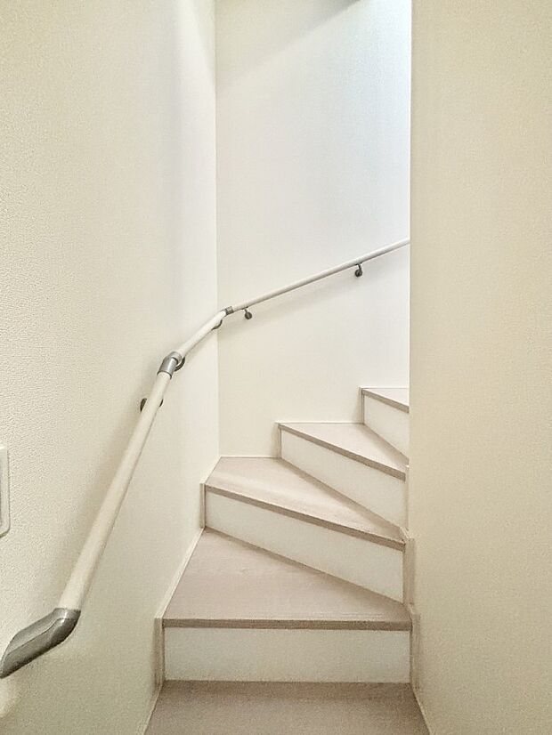 安全性を考慮し階段には手すりを設置しています