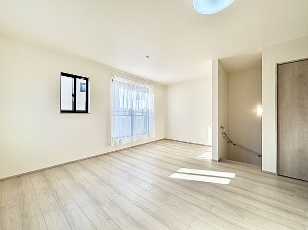 内装「ただいま」「おかえり」家族とのコミュニケーションが深まるリビングイン階段。