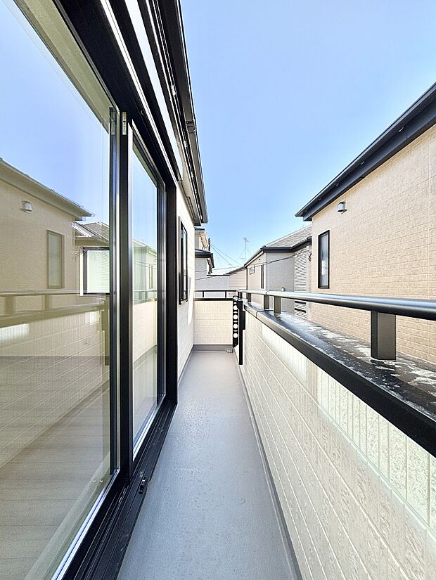 南向きのバルコニー！ご家族の洗濯物はもちろん、お布団もたっぷり干せます！