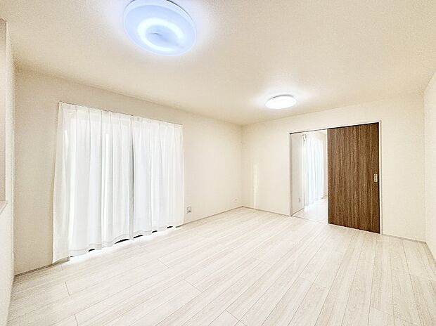 大きな窓からたっぷりの陽光と風を感じられるリビング