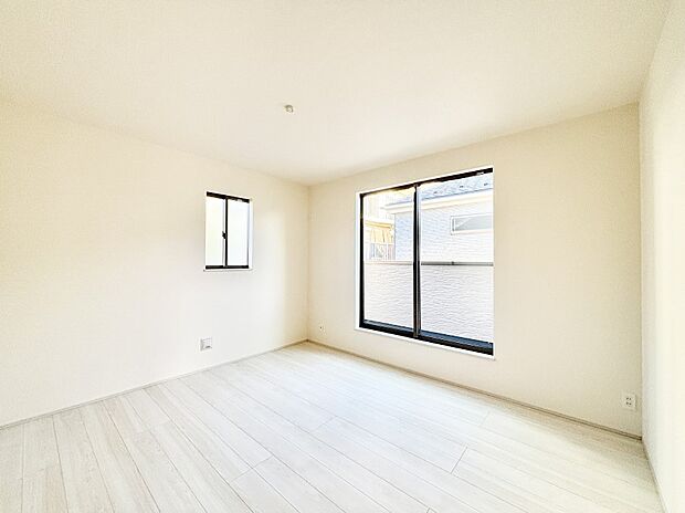 バルコニーが開放感をプラスしてくれる洋室