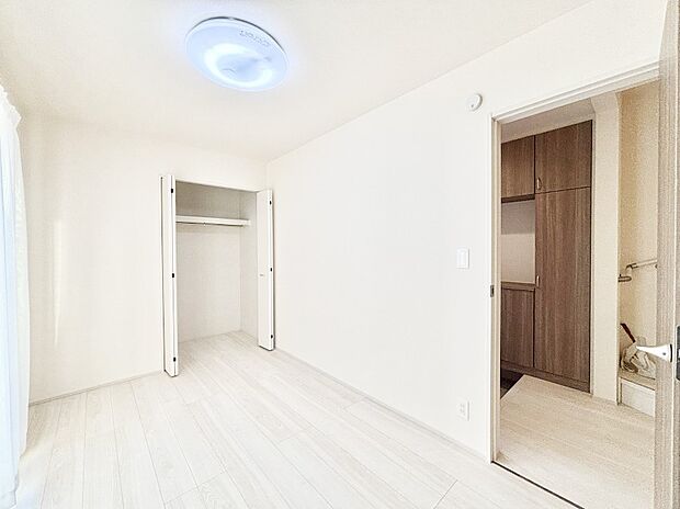 バルコニーが開放感をプラスしてくれる洋室