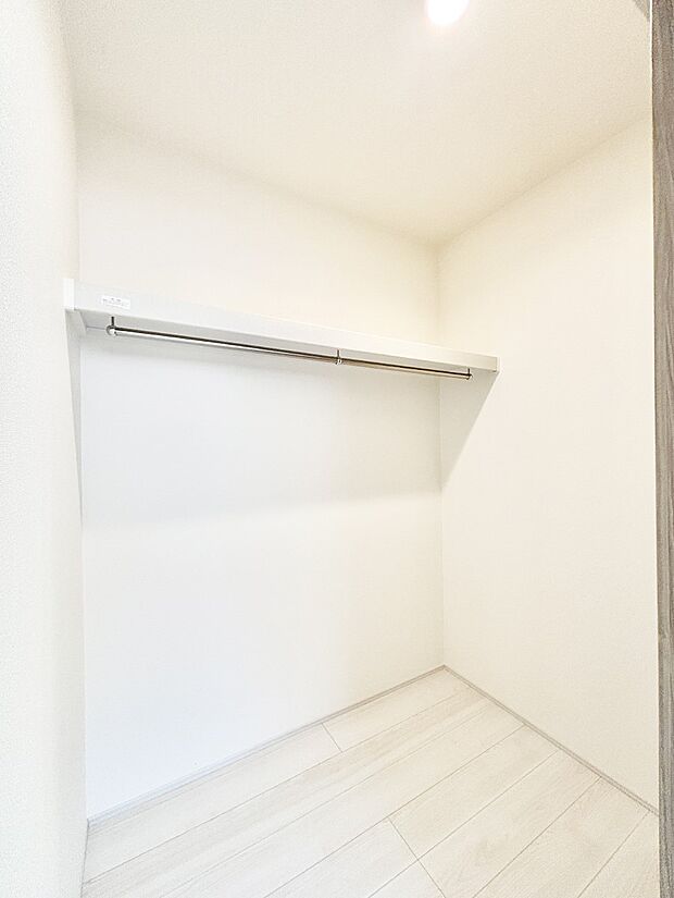 ウォークインクローゼットの活用で生活空間スッキリ